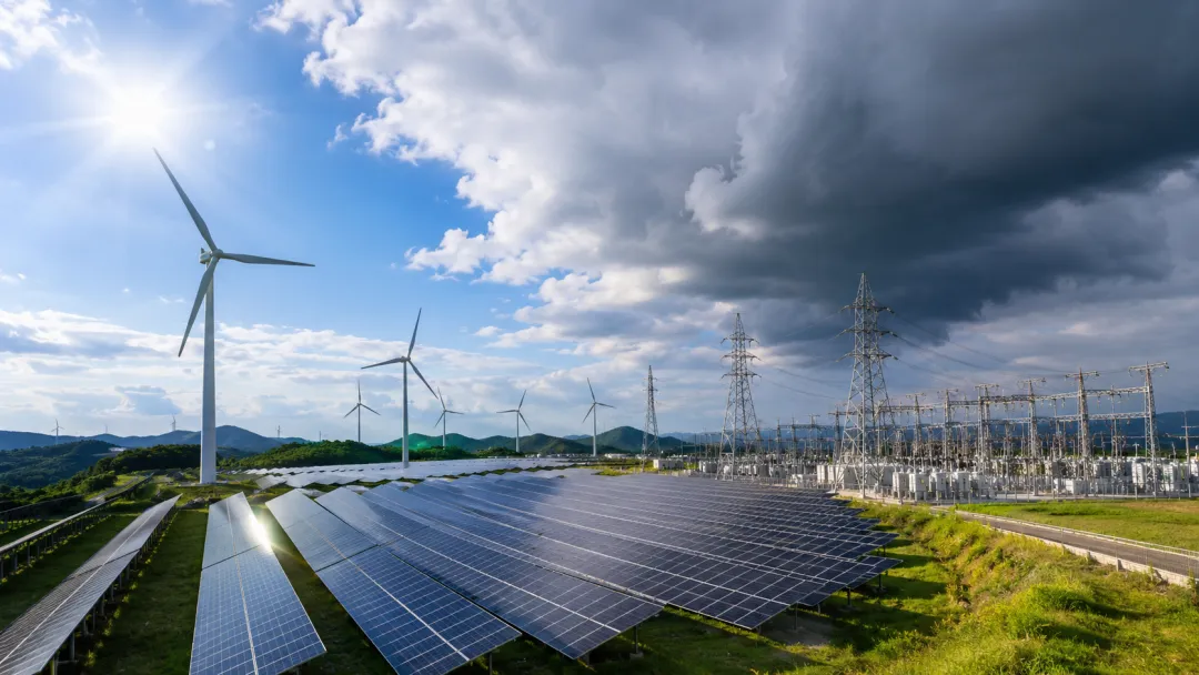 再エネ拡大に伴う電力バランスの変化を表す太陽光発電と風力発電の風景